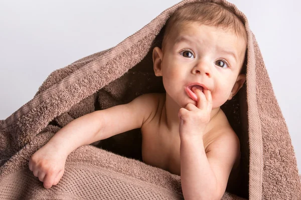 Baby under towel — Stock Photo, Image