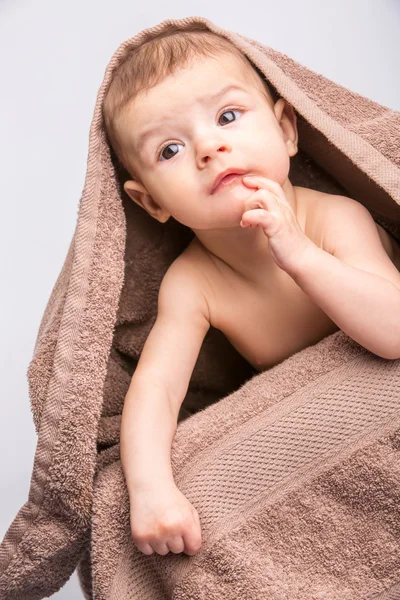 Baby under handduk — Stockfoto
