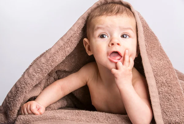 Μωρό κάτω από την πετσέτα — Φωτογραφία Αρχείου