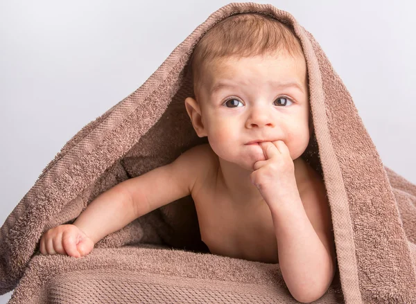 Baby under towel — Stock Photo, Image