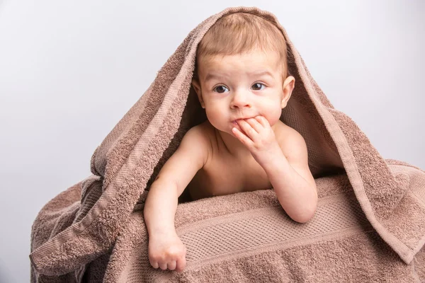 Baby under towel — Stock Photo, Image