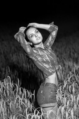 buğday alan kız