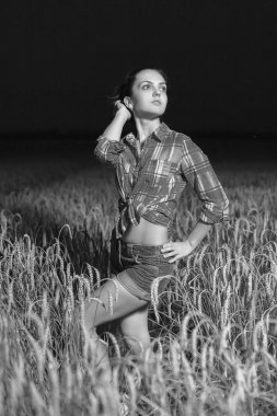 buğday alan kız