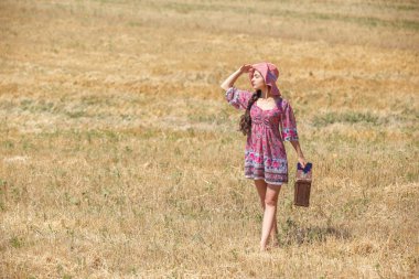 buğday alanında şapkalı kız