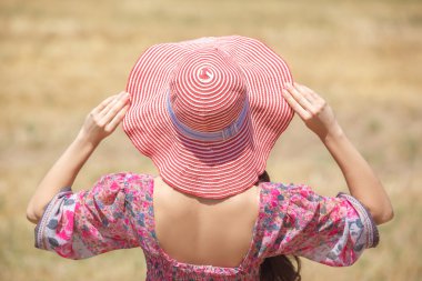 buğday alanında şapkalı kız