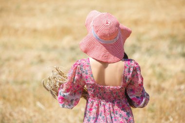 buğday alanında şapkalı kız