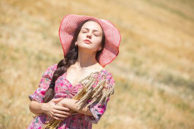 buğday alanında şapkalı kız