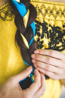 kadın holding örgü