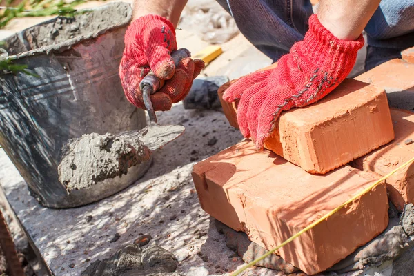 Maurer mit Ziegel — Stockfoto