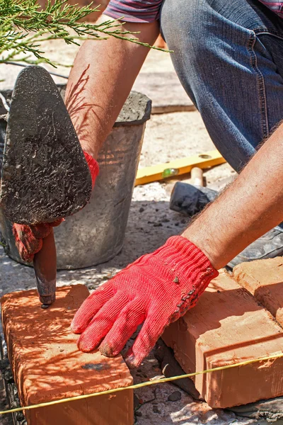 Maurer mit Ziegel — Stockfoto