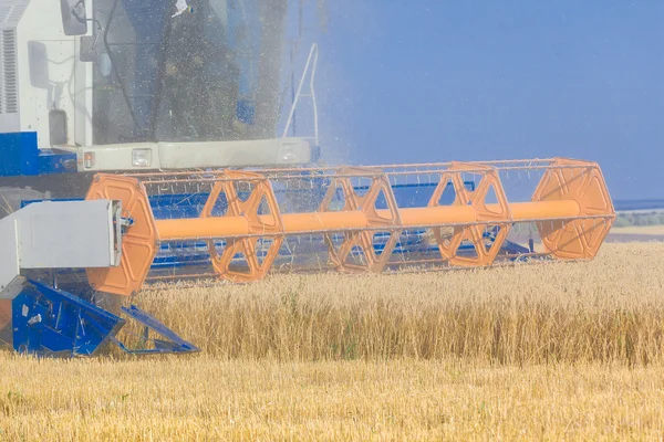 Combine harvester working — Stock Photo, Image