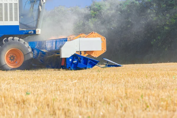 Combine harvester working — Stock Photo, Image