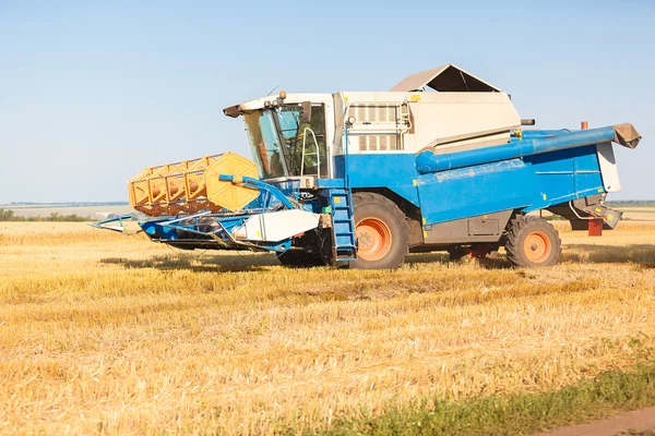 Combine harvester working — Stock Photo, Image