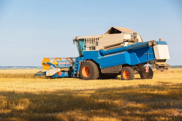 Combineren maaimachine werkt — Stockfoto