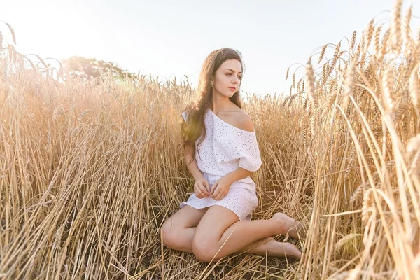 Girl in wheat field — Stock Photo, Image