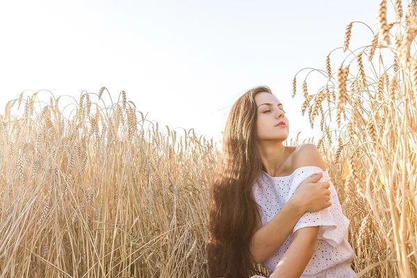 Ragazza nel campo di grano — Foto Stock