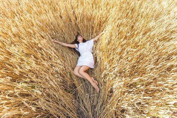 麦畑の少女 — ストック写真