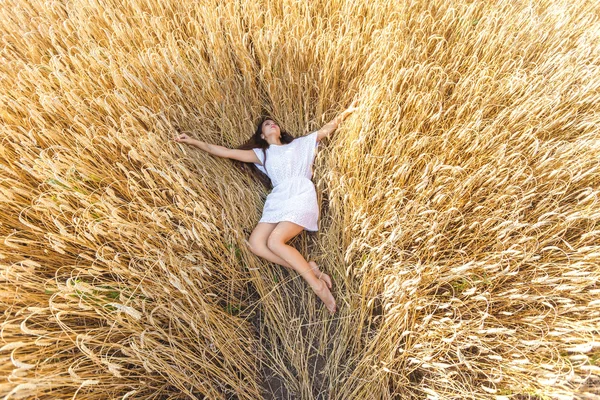 Girl in wheat field — Stock Photo, Image