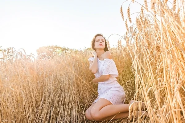 Girl in wheat field — Stock Photo, Image