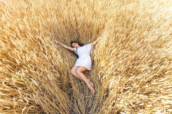 Mädchen im Weizenfeld — Stockfoto