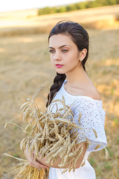 Girl in wheat field — Stock Photo, Image