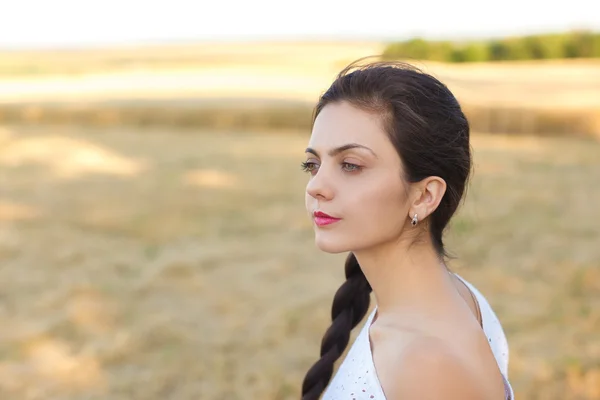 Fille dans le champ de blé — Photo