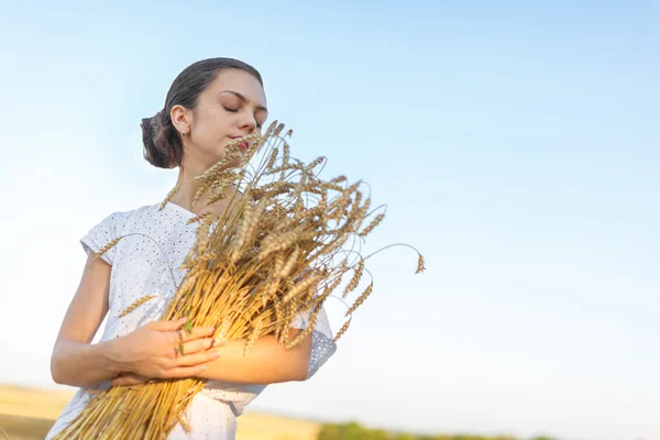 Menina no campo de trigo — Fotografia de Stock