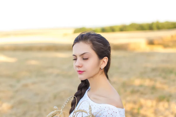 Girl in wheat field — Stock Photo, Image