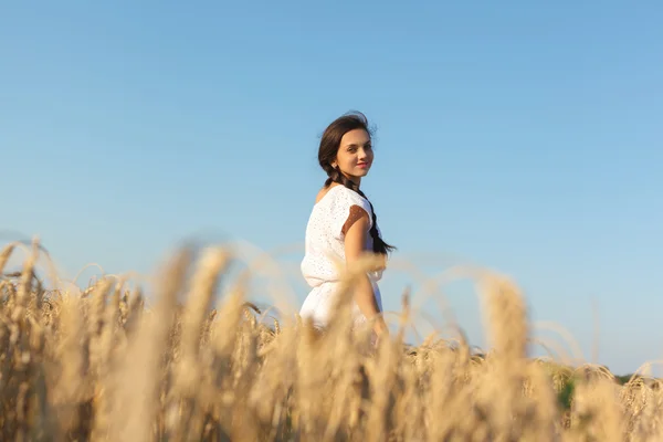 Menina no campo de trigo — Fotografia de Stock