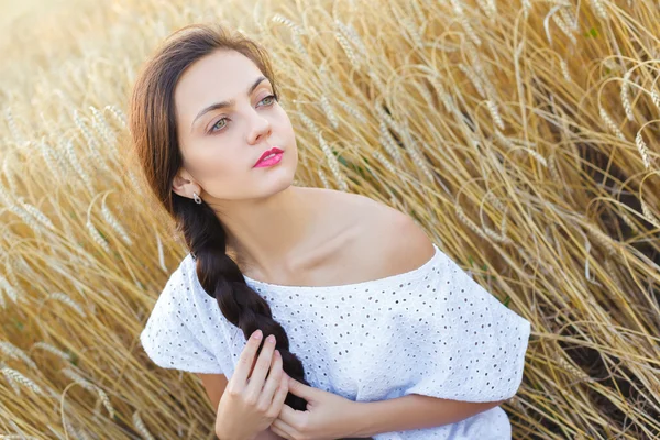 Fille dans le champ de blé — Photo