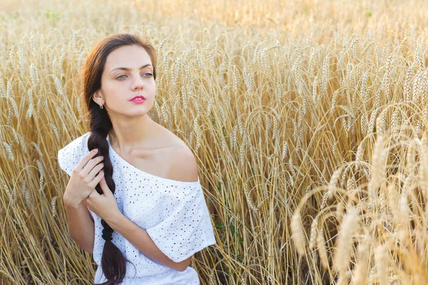 Fille dans le champ de blé — Photo