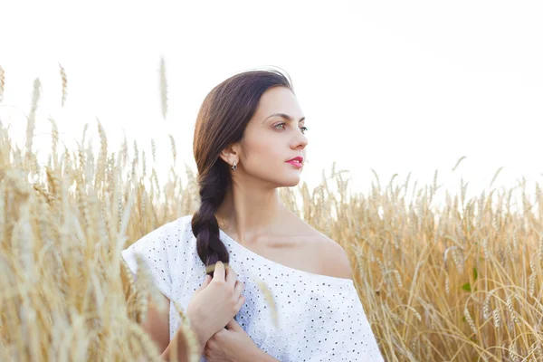 Ragazza nel campo di grano — Foto Stock