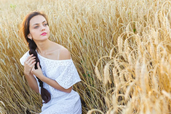 Mädchen im Weizenfeld — Stockfoto