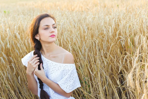 Girl in wheat field — Stock Photo, Image