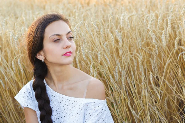 Fille dans le champ de blé — Photo