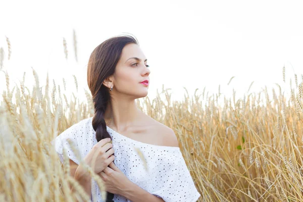 Girl in wheat field — Stock Photo, Image