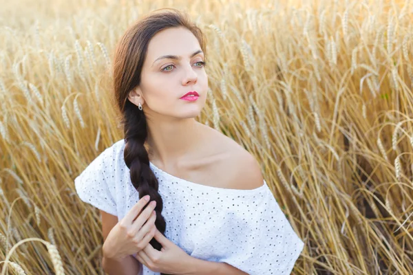 Fille dans le champ de blé — Photo