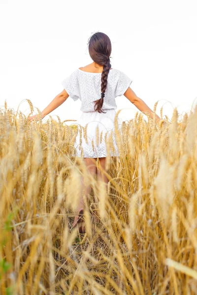 Mädchen im Weizenfeld — Stockfoto