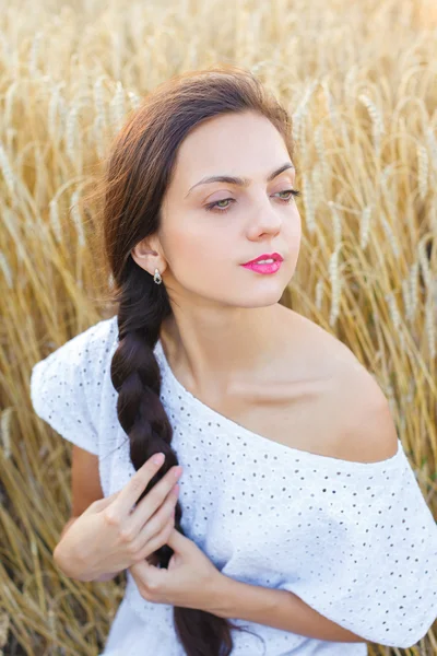 Girl in wheat field — Stock Photo, Image