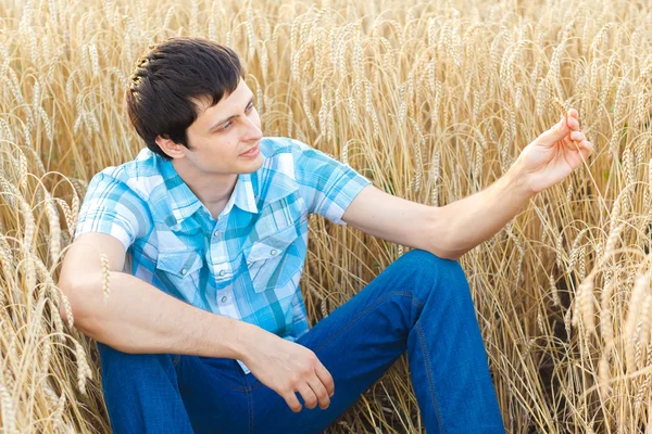 Man on wheat field — Stock Photo, Image