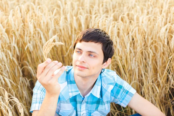 Man on wheat field — Stock Photo, Image