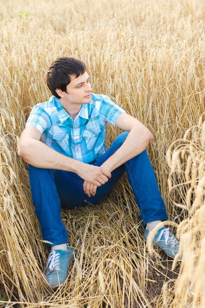 Man on wheat field — Stock Photo, Image