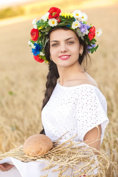 Mädchen im Weizenfeld — Stockfoto