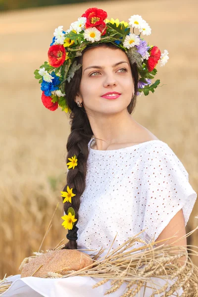 Девушка на пшеничном поле — стоковое фото
