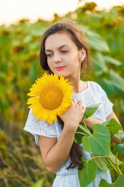 Woman in sunflower field — Stock Photo, Image