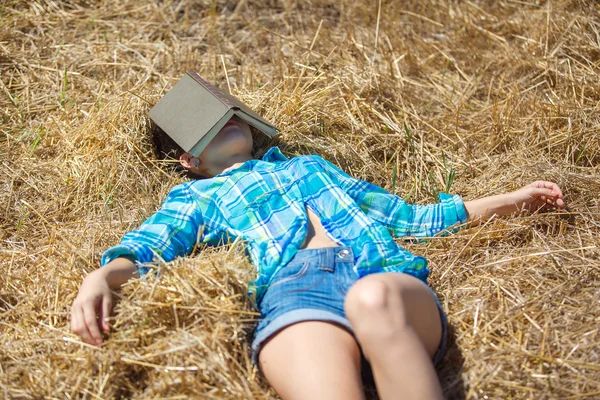 Mädchen in Weizen hält Buch — Stockfoto