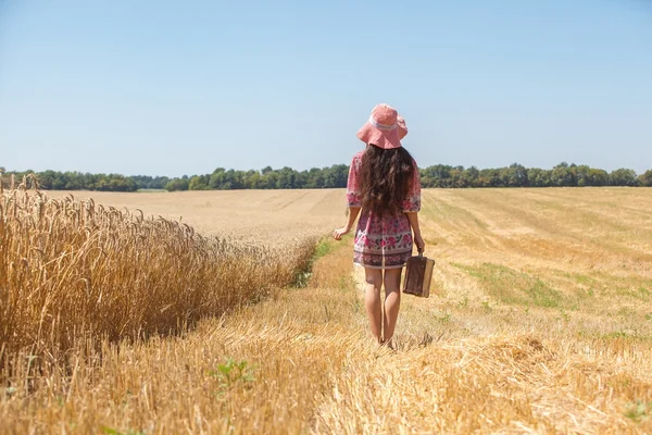 Mädchen mit Hut auf Weizenfeld — Stockfoto
