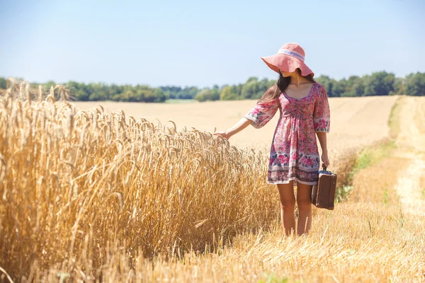 Ragazza in cappello sul campo di grano — Foto Stock