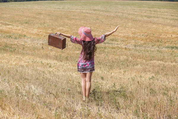 Menina de chapéu no campo de trigo — Fotografia de Stock