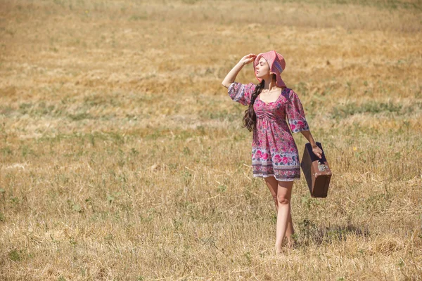 Girl in hat on wheat field — Stock Photo, Image
